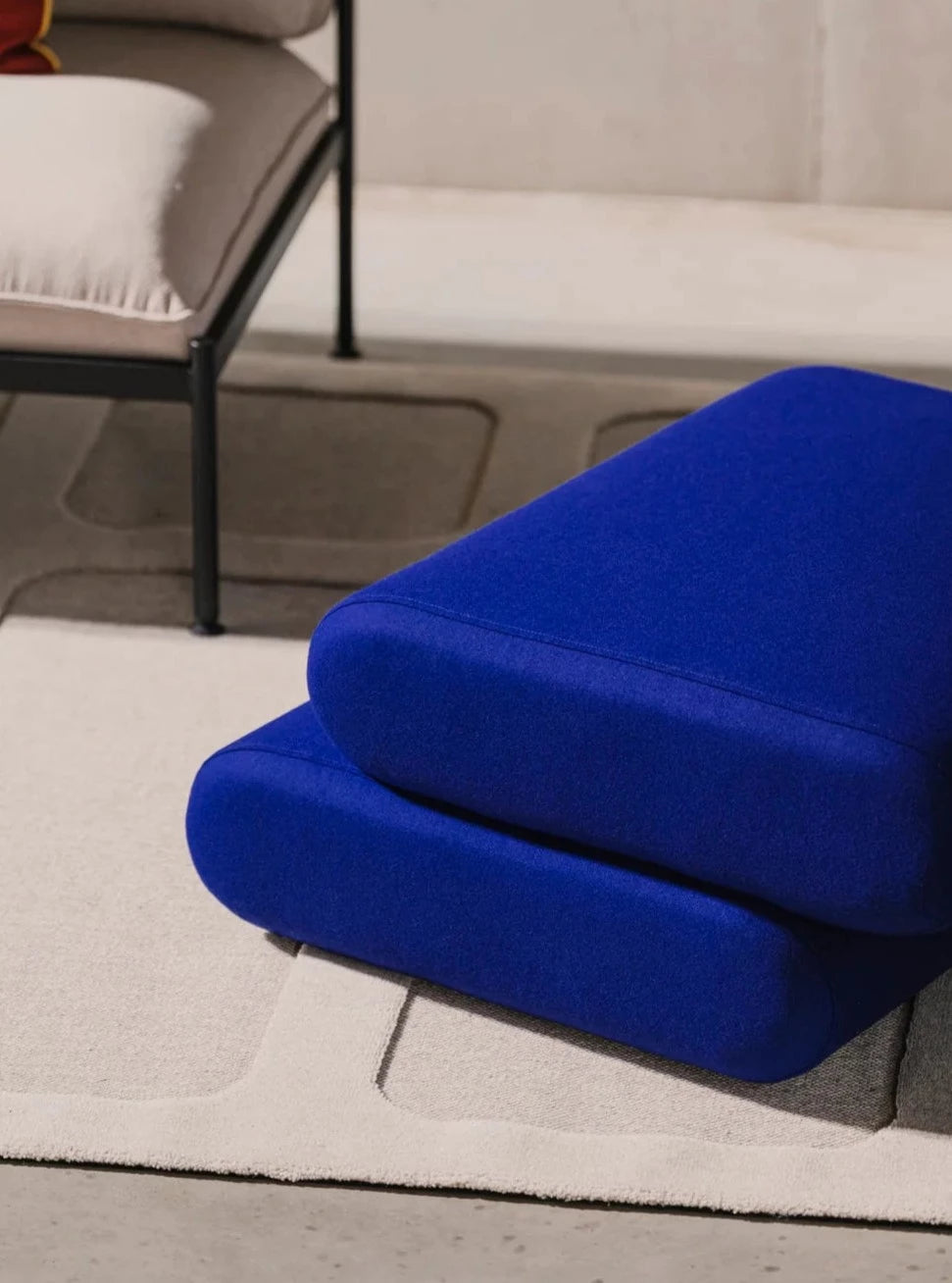 Pouf gonfiabile con motivi blu e bianchi BANDOL